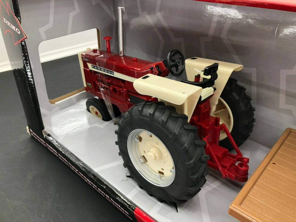 IH Farmall 1206 w/ Hay Wagon & Bales 1/16